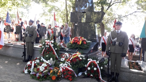 Kwiaty złożone przy pomniku.