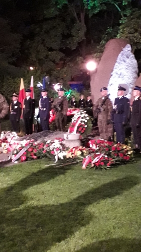 Delegacja strażaków mazowieckich przy pomniku upamiętniającym powstańców Mokotowa.