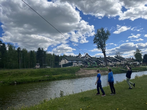 Uczniowie nad rzeką.