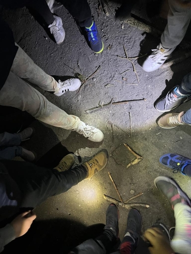 Uczniowie podczas gry terenowej. 