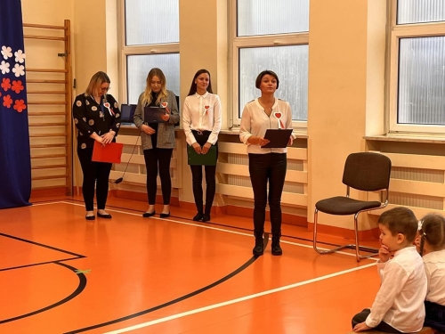 Nauczycielki rozpoczynają apel. 