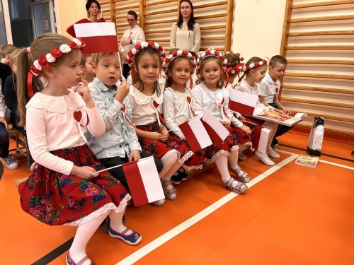 Dzieci w strojach patriotycznych.