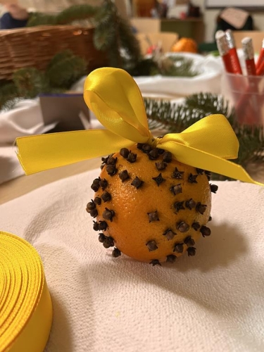 Pomarańcza z goździkami i wstążką. 
