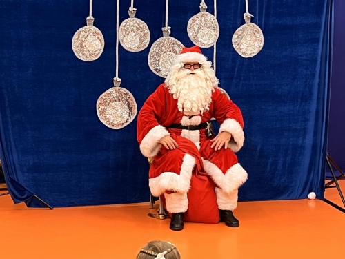 Święty Mikołaj zaprasza dzieci po prezenty.